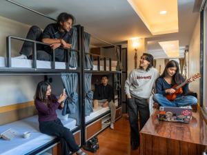 甘托克Moustache Hostel Gangtok的一组人在带双层床的房间里 更多24张照片