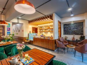 甘托克Moustache Hostel Gangtok的有桌椅和酒吧的餐厅