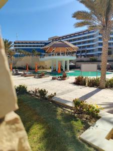 un edificio con piscina y complejo en Tolip Resort El Galala Heights, en Ain Sokhna