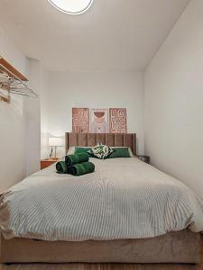 Un dormitorio con una cama grande con almohadas verdes. en Black Lion, en Villena