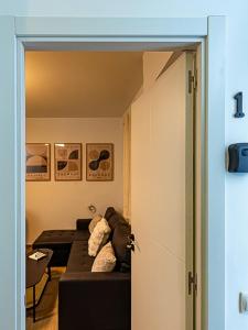 una puerta que da a una sala de estar con sofá en Black Lion, en Villena 7 fotos más