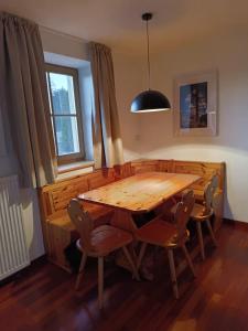 Apartment Panorama Val di Non في San Felice: طاولة وكراسي خشبية في الغرفة +10 صور