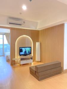 Μια τηλεόραση ή/και κέντρο ψυχαγωγίας στο Kyoto Home 京都 2BR - 53 Sqm at Downtown Semarang