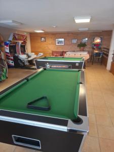 Τραπέζι μπιλιάρδου στο Chalet Emma appartement tout équipé et refait a neuf dans une résidence 3 étoiles