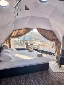 Ένα ή περισσότερα κρεβάτια σε δωμάτιο στο SVOI Chalet