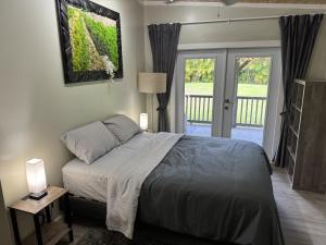 Postel nebo postele na pokoji v ubytování Secluded house, Opening special!