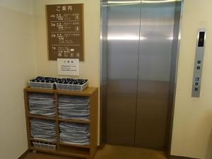 a large metal refrigerator in a room with a shelf at Shirakabako Hotel Paipuno Kemuri in Chino