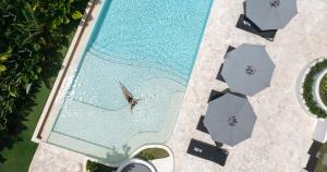 坎古Kiara Ocean Place的游泳池游泳者的头顶景色