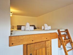 ein Schlafzimmer mit einem Bett mit Holzplattform in der Unterkunft Studio Domaine des Reines by Interhome in Nendaz