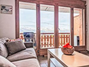 ein Wohnzimmer mit Sofa und Tisch in der Unterkunft Studio Domaine des Reines by Interhome in Nendaz