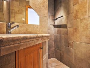 ein Badezimmer mit Waschbecken und Spiegel in der Unterkunft Studio Domaine des Reines by Interhome in Nendaz + 27 Fotos