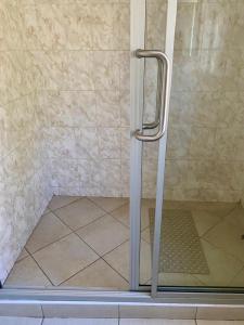 Koupelna v ubytování 2 bedroomed apartment with en-suite and kitchenette - 2065