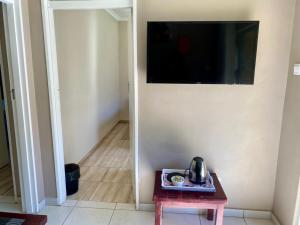 TV a/nebo společenská místnost v ubytování 2 bedroomed apartment with en-suite and kitchenette - 2065