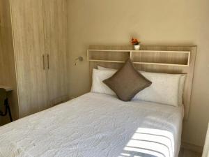 Postel nebo postele na pokoji v ubytování 2 bedroomed apartment with kitchenette - 2068 + 26 fotografií