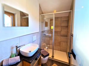 un baño con lavabo y ducha en Apartment Wildschütz by Interhome, en Pill