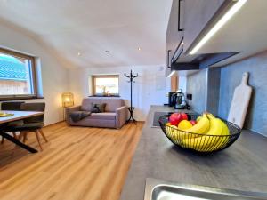 Una sala de estar con un bol de fruta en el mostrador. en Apartment Wildschütz by Interhome, en Pill 11 fotos más