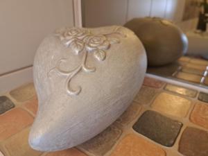 Apartment Appartement 1 by Interhome في روسباخ أم باس غشوت: وجود مزهرية بيضاء فوق طاولة