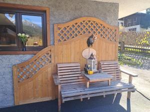 Apartment Appartement 1 by Interhome في روسباخ أم باس غشوت: كرسي خشبي مع كرسيين وطاولة