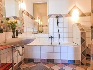 Apartment Appartement 1 by Interhome في روسباخ أم باس غشوت: حمام مع مغسلة وحوض استحمام