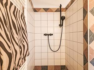 Apartment Appartement 1 by Interhome في روسباخ أم باس غشوت: دش مع خرطوم مياه في حمام البلاط