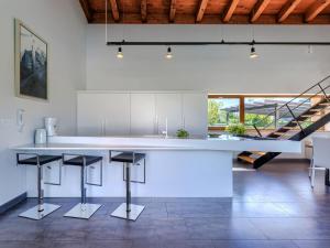 Villa Terra Rossa by Interhome في Sveti Petar u Šumi: مطبخ مع طاولة بيضاء كبيرة وكراسي