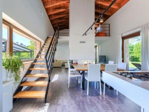 Villa Terra Rossa by Interhome في Sveti Petar u Šumi: مطبخ وغرفة طعام مع درج وطاولة وكراسي