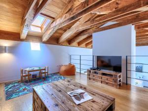 Villa Terra Rossa by Interhome في Sveti Petar u Šumi: غرفة معيشة مع طاولة خشبية وتلفزيون +41 صورة