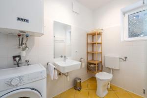 Koupelna v ubytování Alpine Zeitgeist Apartment - by myNests + 13 fotografií