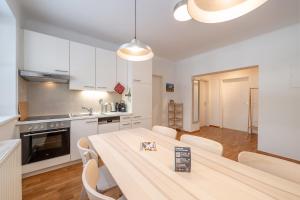 Kuchyň nebo kuchyňský kout v ubytování Alpine Zeitgeist Apartment - by myNests