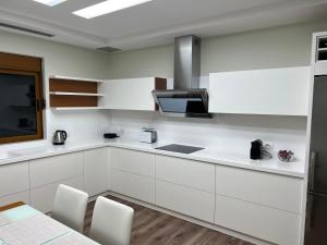 Кухня или мини-кухня в Manga Luxury Apartments - 2 Bedrooms
