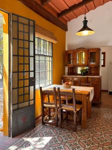 Un comedor con mesa y sillas de madera. en Cabañas Estancia Balumba, en Capilla del Monte 20 fotos más
