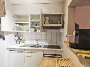 Kuchyň nebo kuchyňský kout v ubytování Apartment Encarden Apt- 3-1 by Interhome