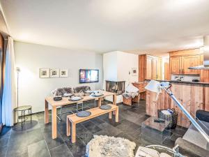 una sala de estar con una mesa y un sofá en Apartment Chesa Promulins by Interhome, en Samedan