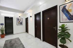 um corredor com duas portas e um tapete em FabHotel Comfy Cottage em Gurgaon
