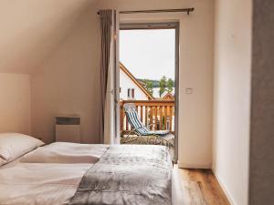 Holiday Home Lakeside Village 39 by Interhome في Lojzova Paseka: غرفة نوم مع سرير وشرفة