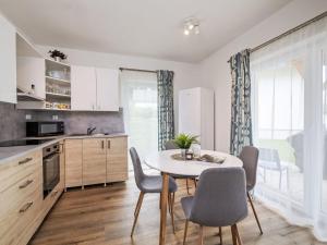 Holiday Home Lakeside Village 39 by Interhome في Lojzova Paseka: مطبخ وغرفة طعام مع طاولة وكراسي