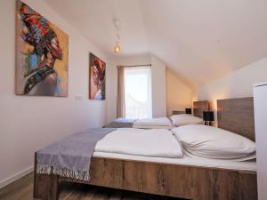 Holiday Home Lakeside Village 39 by Interhome في Lojzova Paseka: غرفة نوم بسرير كبير مع ملاءات بيضاء +25 صورة