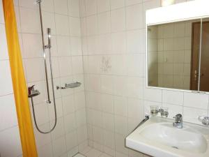 O baie la Apartment Blumenweg 2-1 by Interhome +1 fotografie