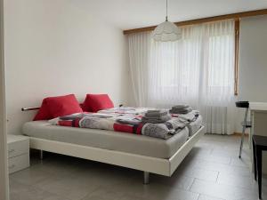 Un pat sau paturi într-o cameră la Apartment Blumenweg 2-1 by Interhome