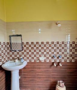 ein Badezimmer mit Waschbecken und Toilette in der Unterkunft Studio 402 Continental stay in Deoghar