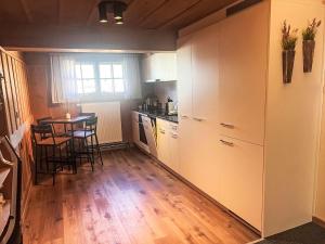 Kuchyň nebo kuchyňský kout v ubytování Apartment Adlerhorst-Stube by Interhome