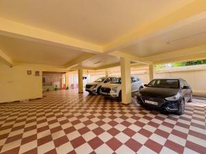 zwei Autos in einer Garage geparkt in der Unterkunft Studio 402 Continental stay in Deoghar + 20 Fotos