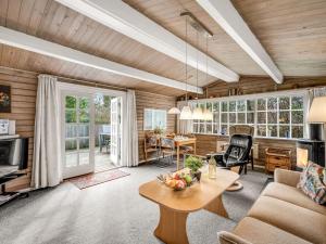 una sala de estar con un sofá y una mesa en Holiday Home Leandra - 11km from the sea by Interhome, en Dyreby