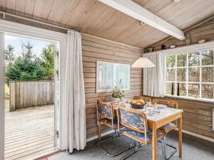 Un comedor con mesa y sillas en Holiday Home Leandra - 11km from the sea by Interhome, en Dyreby