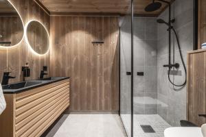 un baño con ducha y lavabo en New luxury cabin in Geilo with hot tub, mountain views & ski access, en Lii 42 fotos más