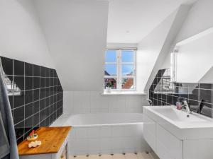 Ένα μπάνιο στο Holiday Home Goodje - 300m from the sea by Interhome