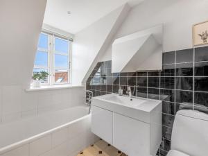 Ένα μπάνιο στο Holiday Home Goodje - 300m from the sea by Interhome