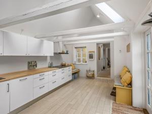 Η κουζίνα ή μικρή κουζίνα στο Holiday Home Goodje - 300m from the sea by Interhome