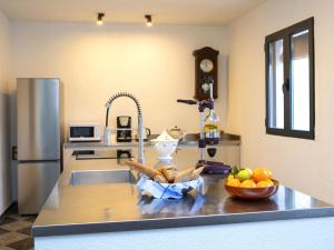 Η κουζίνα ή μικρή κουζίνα στο Holiday Home Peral by Interhome