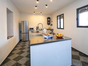 Η κουζίνα ή μικρή κουζίνα στο Holiday Home Peral by Interhome